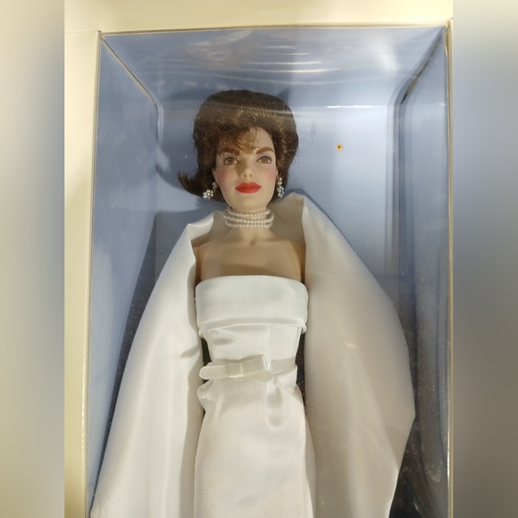 NEW in BOX Beautiful Jackie Onassis (Kennedy) Doll Glamorous Dress - Picture 3 of 6